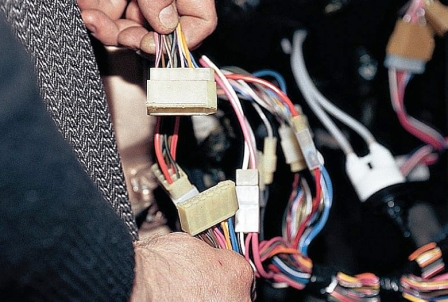 Отсоединяем провода от передней панели, помечаем чтобы не запутаться при сборке.