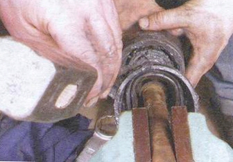 Берем молоток и колодку, с их помощью выбиваем внутренний ШРУС с привода. Наносим несколько сильных ударов чтобы снять его.