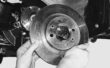 Снимаем и устанавливаем новый тормозной диск. Собираем в обратном порядке. Важно менять диски, колодки в паре на оба колеса.