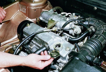 Заливаем в двигатель новое моторное масло ВАЗ 2110, 2111, 2112.