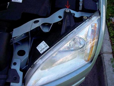Снятие и замена лампы ближнего и дальнего света Ford Focus 2 дорестайлинг