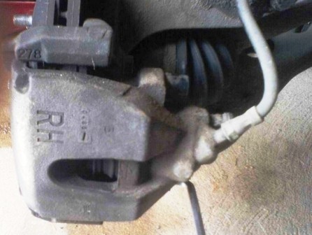 Снятие и замена передних тормозных колодок Ford Focus 2 своими руками