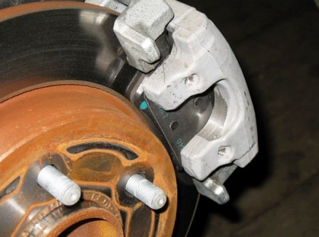 Снятие и замена задних тормозных колодок Ford Focus 2 своими руками