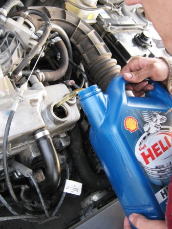 Заливаем новое моторное масло в двигатель (около 3,5 литров) контролируя уровень щупом.