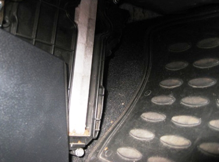 Достаем грязный фильтр, пылесосим нишу и устанавливаем новый салонный фильтр Honda Civic 8 5D.