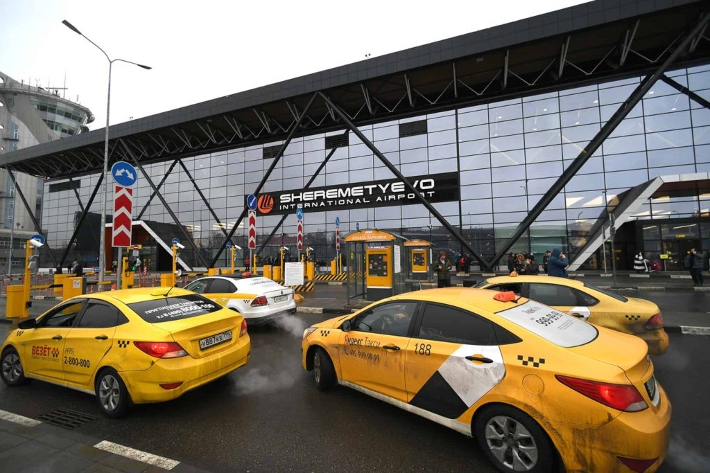 Заказать такси в аэропорт Шереметьево можно различными способами
